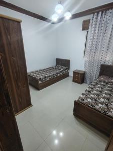 a room with two beds in a room at شقة سرايا in Irbid