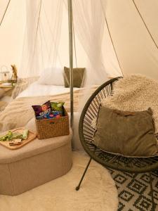 a bedroom with a bed and a basket of snacks at Glamping Tisá in Tisá