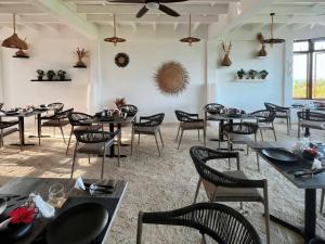 a dining room filled with tables and chairs at White Maakana Lodge Maldives - all inclusive ed escursioni incluse ogni giorno in Felidhoo 