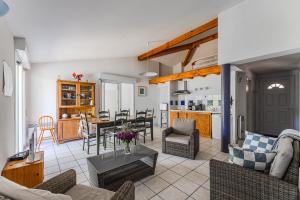a living room and kitchen with a table and chairs at Appartement 6 p Sanguinet-"Chott" in Sanguinet