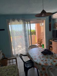 a table and chairs in a kitchen with a window at casa del pescatore in San-Nicolao