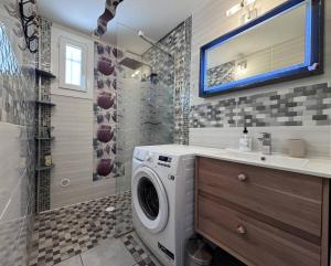 a bathroom with a washing machine and a sink at 4HTAMA5-Charmante maisonnette avec terrasse in Le Barcarès +15 photos