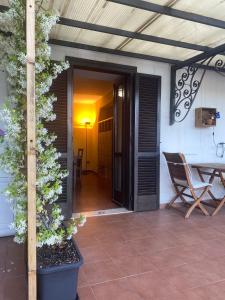 a patio with a table and chairs and a wooden ceiling at Dimora al Borgo Antico in Isernia