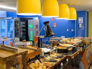 a buffet line with lots of food in a restaurant at Ibis Styles Garanhuns in Garanhuns