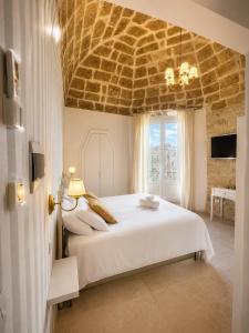 a bedroom with a large white bed with a stone ceiling at B&B TORRE AZUL FRONTEMARE - Giovinazzo in Giovinazzo