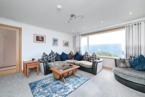 a living room with couches and a table at Soundview in Lerwick