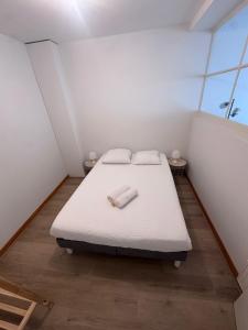 a bedroom with a bed with two towels on it at Le Perchoir in Chalon-sur-Saône