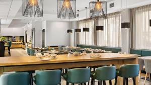 a dining room with a table and chairs at Hey Lou Hotel Karlsruhe Messe in Karlsruhe