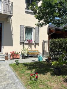 a building with a bench in front of a window at A due passi da Domodossola in Crevoladossola