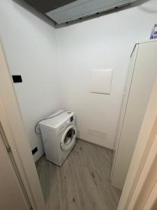 a small bathroom with a toilet in a room at A due passi da Domodossola in Crevoladossola