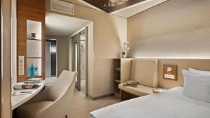 a hotel room with a bed and a desk at Hey Lou Hotel Monheim am Rhein in Monheim +32 photos