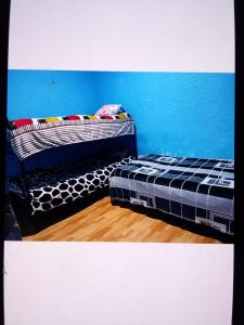 two beds sitting next to each other in a room at La Partillana in Chimbote