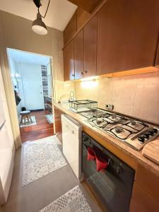 a kitchen with a stove and a counter top at Apartemento en la Molina - a pie de pistas in La Molina