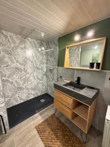 a bathroom with a sink and a shower at Apartemento en la Molina - a pie de pistas in La Molina +15 photos