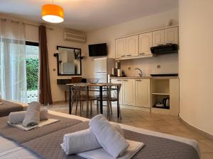 a living room with a bed and a kitchen at Studios Souropanis in Kamena Vourla