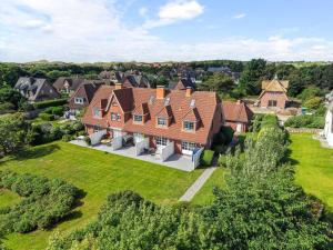an aerial view of a large house at Lütt Mööv in Wenningstedt