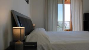 a bedroom with a bed with a view of the ocean at Billy's Studio's in Karistos +7 photos