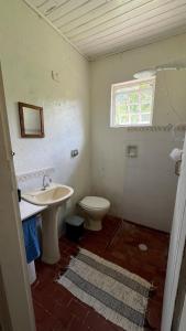 a bathroom with a sink and a toilet at Sítio Espírito Santo in Paraisópolis +81 photos