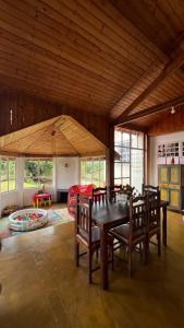 a dining room with a table and chairs in a room at Sítio Espírito Santo in Paraisópolis