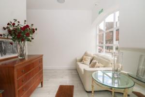 a living room with a couch and a glass table at 2 Bed in Southampton +1 photo