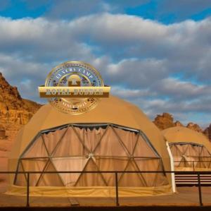 ein Kuppelzelt mit einem Schild darauf in der Unterkunft ROYAL BUBBLE lUXURY CAMP in Wadi Rum