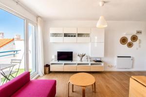 a living room with a purple couch and a table at Brisa de Usil in Mogro +5 photos