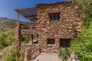 an old stone building with a staircase leading up to it at Casa Lola - off grid vakantiehuisje - Puerto Mika in Torviscón