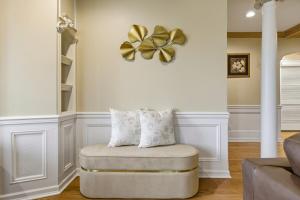 a room with a ottoman with a bow on the wall at Spacious Proctor Tudor-Sleeps 16-Dog Friendly-Walk in Tacoma