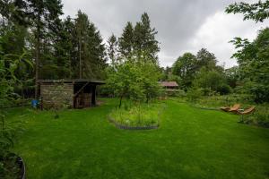 a green yard with a building in the background at Casa Lilou in Lochristi