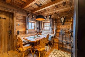 a dining room with a table and chairs in a cabin at Panorama Alm Chalets by we rent JOKERCARD INCLUDED in Saalbach-Hinterglemm