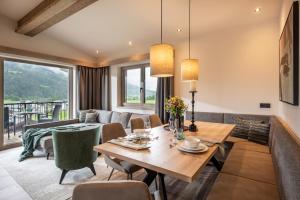 un soggiorno con un tavolo e un divano di by franz - Alpine Apartments in Kirchberg a Kirchberg in Tirol