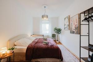a bedroom with a large bed and a window at Altbau-Traum, Zentrumsnah, Küche, Whirlpool in Braunschweig
