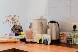 a kitchen counter with a coffee maker and a coffeemaker at Altbau-Traum, Zentrumsnah, Küche, Whirlpool in Braunschweig