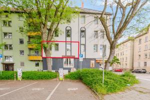 a parking lot in front of a building at Altbau-Traum, Zentrumsnah, Küche, Whirlpool in Braunschweig