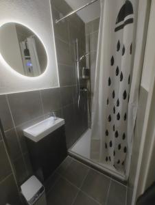 a bathroom with a shower and a sink and a mirror at Zentrum & Therme in Bad Wörishofen