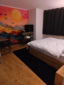 a bedroom with a bed and a painting on the wall at Zentrum & Therme in Bad Wörishofen