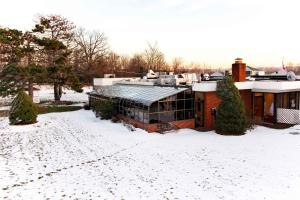 紐堡的住宿－Newburgh Inn，雪中的房子,有雪覆盖的院子
