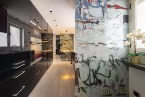a kitchen with a wall covered in graffiti at Portu Casa Albero I Aston Rentals in Portugalete