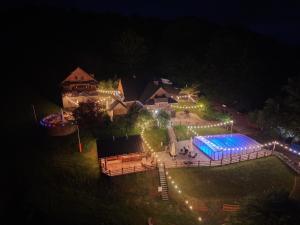 Baseinas apgyvendinimo įstaigoje Zagroda Lepiarzówka Hotel i SPA arba netoliese