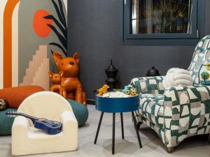 Ein Kinderzimmer mit zwei Stühlen und einem Tisch mit Spielzeug in der Unterkunft ibis Styles Saint-Quentin in Saint-Quentin