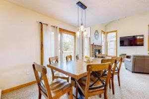 a dining room and living room with a table and chairs at Casa Lontano in Tannersville +31 photos