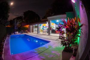 una piscina en un patio trasero por la noche en Icaraí Bed & Breakfast, en Niterói