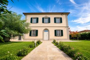 a large white house with green shuttered windows at Villa La Torre in San Giuliano Terme +20 photos