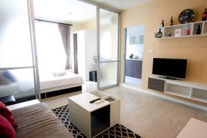 Μια τηλεόραση ή/και κέντρο ψυχαγωγίας στο D Condo Sign Chiang Mai R628