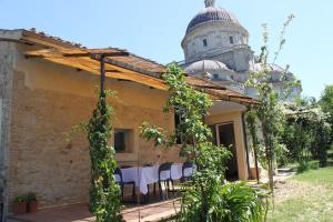 an outdoor patio with a table and a building at Casa della Consolazione in Todi