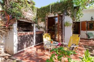 a patio with chairs and a table on a house at Hospedaje La Casa del Ceibo in Córdoba