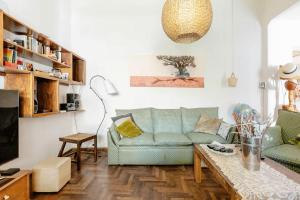 a living room with a couch and a table at Hospedaje La Casa del Ceibo in Córdoba