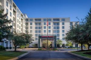 an external view of the atrium of a hotel at Chicago Marriott Suites Deerfield in Deerfield
