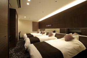 Postel nebo postele na pokoji v ubytování Osaka Teikoku Hotel