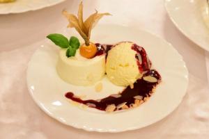 ein weißer Teller mit einem Dessert auf dem Tisch in der Unterkunft Hotel Rodewisch in Rodewisch